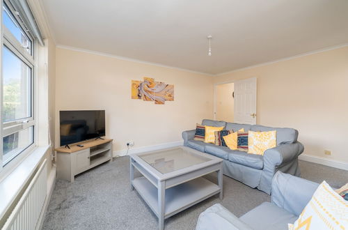 Photo 16 - Spacious Pet Friendly 2-bed Apartment in Redhill