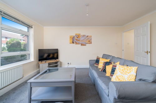 Photo 15 - Spacious Pet Friendly 2-bed Apartment in Redhill