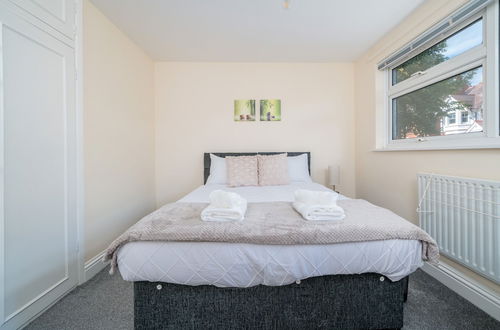 Photo 5 - Spacious Pet Friendly 2-bed Apartment in Redhill