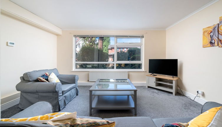 Photo 1 - Spacious Pet Friendly 2-bed Apartment in Redhill
