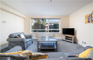Photo 1 - Spacious Pet Friendly 2-bed Apartment in Redhill
