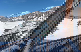 Foto 3 - Hruza Hideout by Avantstay Walkable Location + Free Ski Shuttle, Mountain View