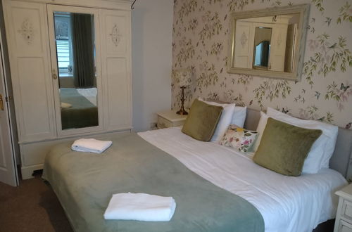 Photo 9 - 5 Bedrooms/sleeps 10-12/free Wifi & Parking/garden