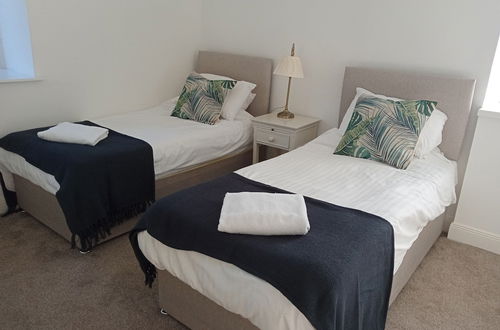 Photo 4 - 5 Bedrooms/sleeps 10-12/free Wifi & Parking/garden