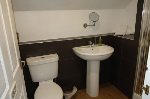 Photo 23 - 5 Bedrooms/sleeps 10-12/free Wifi & Parking/garden