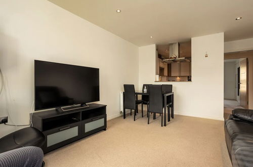 Photo 12 - Comfy 2 Bedroom Apartment Near Edinburgh City Centre