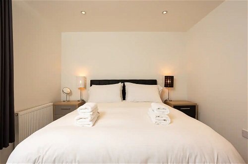 Photo 3 - Comfy 2 Bedroom Apartment Near Edinburgh City Centre