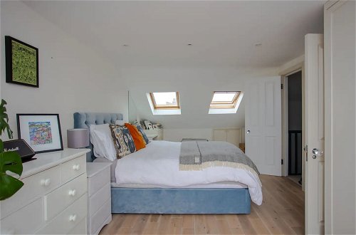 Photo 5 - Bright2 Bedroom Apartment With Roof Terrace in Wimbledon