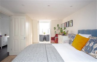 Photo 3 - Bright2 Bedroom Apartment With Roof Terrace in Wimbledon