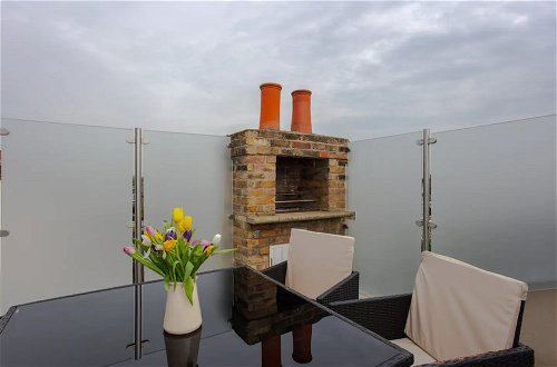 Photo 14 - Bright2 Bedroom Apartment With Roof Terrace in Wimbledon