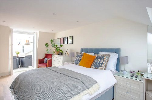 Photo 4 - Bright2 Bedroom Apartment With Roof Terrace in Wimbledon