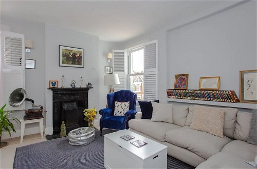 Photo 12 - Bright2 Bedroom Apartment With Roof Terrace in Wimbledon