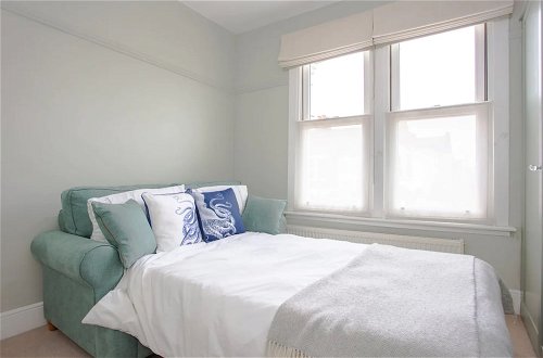 Photo 6 - Bright2 Bedroom Apartment With Roof Terrace in Wimbledon