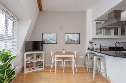 Photo 6 - Stylish 1 Bedroom Apartment Near Northcote Road