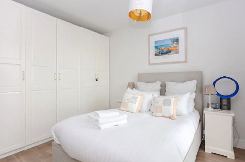 Photo 2 - Stylish Studio Apartment in Affluent Chelsea