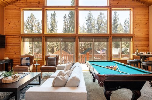 Foto 17 - Bernard by Avantstay Luxurious Cabin in Big Bear w/ Hot Tub & Pool Table