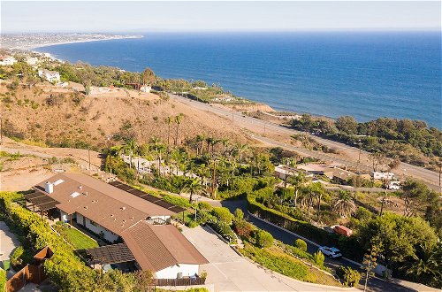 Foto 37 - Cliffridge by Avantstay Lush Malibu Hills Estate w/ Breathtaking Ocean Views