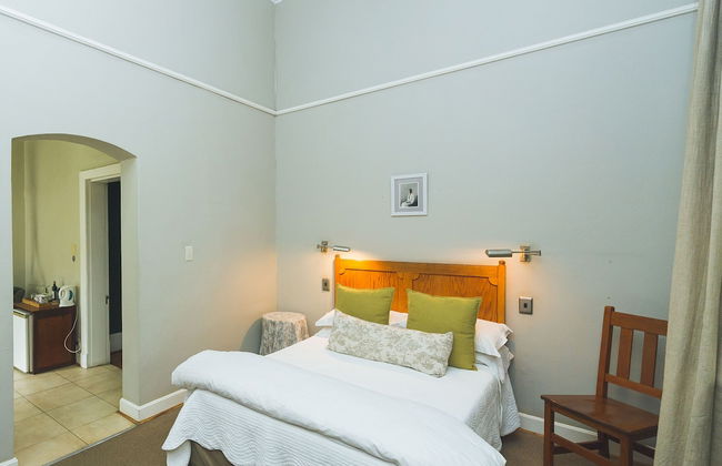 Lovely Guesthouse in Pretoria Welcoming you on a Spacious Room With Breakfast - Photo 5