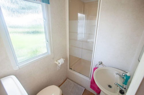 Photo 10 - Beautiful 3-bed Cabin in Pembrokeshire Coast