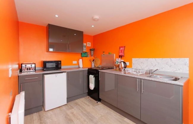 Orange Yurt With Hot Tub- Sleeps 3, Parking & Wifi - Foto 8