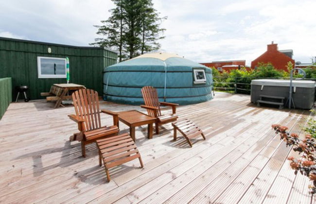Orange Yurt With Hot Tub- Sleeps 3, Parking & Wifi - Foto 12