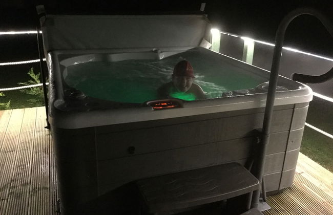 Orange Yurt With Hot Tub- Sleeps 3, Parking & Wifi - Foto 13