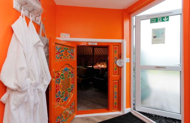 Orange Yurt With Hot Tub- Sleeps 3, Parking & Wifi - Foto 21