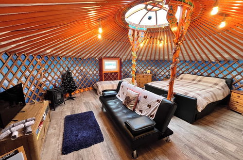 Foto 5 - Orange Yurt With Hot Tub- Sleeps 3, Parking & Wifi