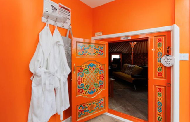 Orange Yurt With Hot Tub- Sleeps 3, Parking & Wifi - Foto 20