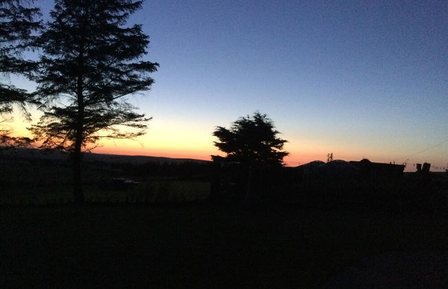 Orange Yurt With Hot Tub- Sleeps 3, Parking & Wifi - Foto 16