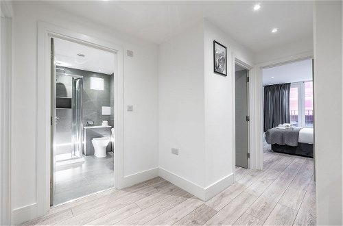 Photo 5 - Stunning 2-bed Apartment in Camberley
