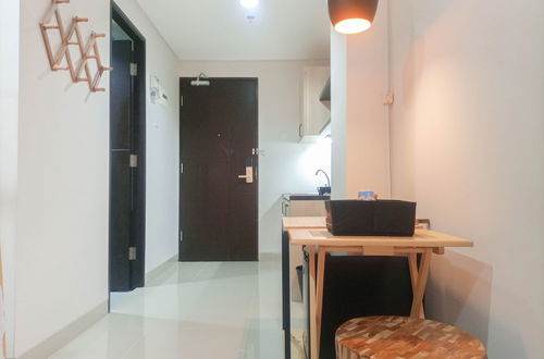 Photo 9 - Cozy Studio At Patraland Amarta Apartment