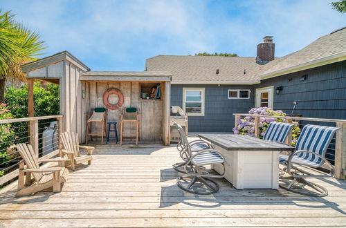 Photo 3 - Beach Pines Bungalow by Avantstay Classic Cottage Steps to the Beach w/ Private Yard