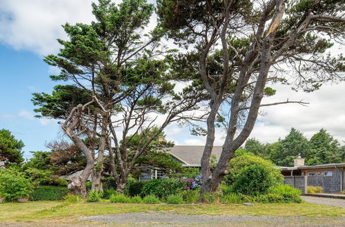 Photo 5 - Beach Pines Bungalow by Avantstay Classic Cottage Steps to the Beach w/ Private Yard