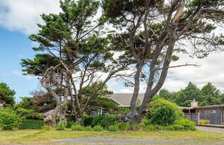 Foto 1 - Beach Pines Bungalow by Avantstay Classic Cottage Steps to the Beach w/ Private Yard