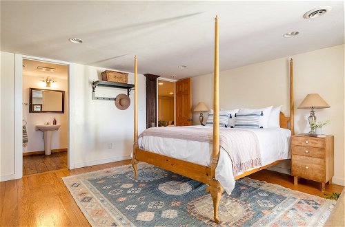 Photo 15 - River House by Avantstay Historic & Secluded Estate on the Hudson River w/ Pool Sleeps 24