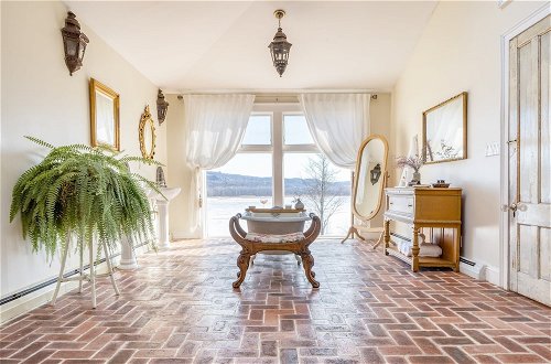 Foto 57 - River House by Avantstay Historic & Secluded Estate on the Hudson River w/ Pool Sleeps 24