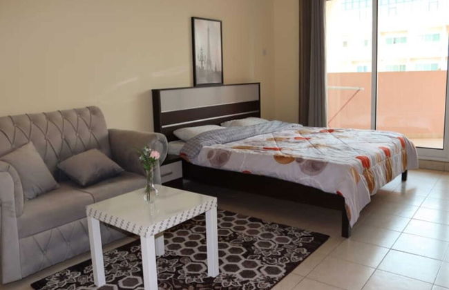 Stunning Studio - With Balcony - Photo 4