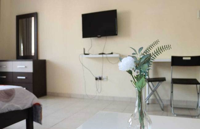 Stunning Studio - With Balcony - Photo 3