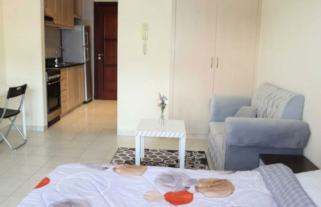 Stunning Studio - With Balcony - Photo 6