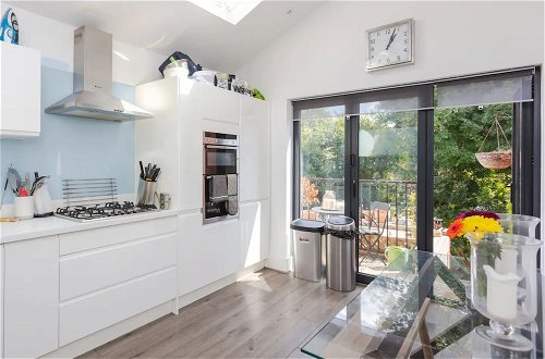 Photo 8 - Stunning 2 Bedroom Apartment in Maida Vale With a Garden