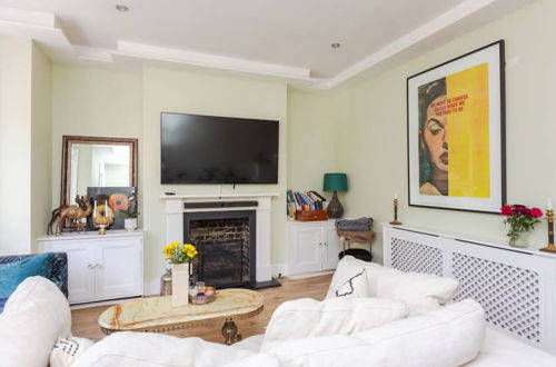 Photo 12 - Stunning 2 Bedroom Apartment in Maida Vale With a Garden