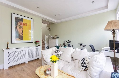 Photo 10 - Stunning 2 Bedroom Apartment in Maida Vale With a Garden
