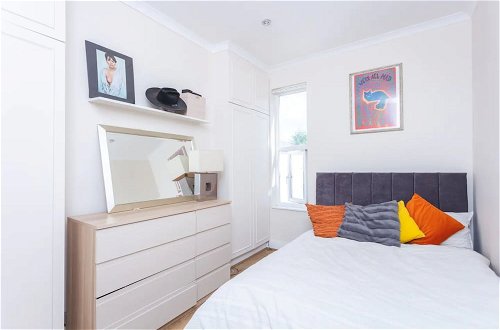 Photo 5 - Stunning 2 Bedroom Apartment in Maida Vale With a Garden