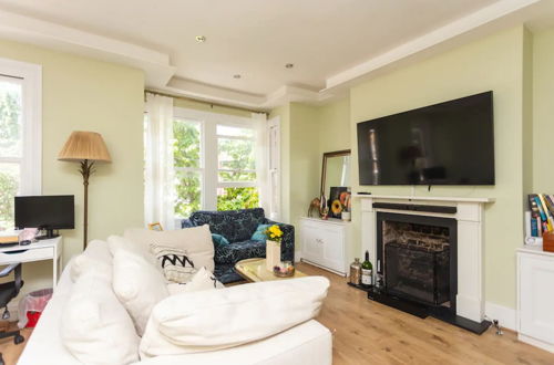 Photo 9 - Stunning 2 Bedroom Apartment in Maida Vale With a Garden