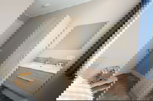Foto 6 - Luxury Vacation Home Close to the Beach