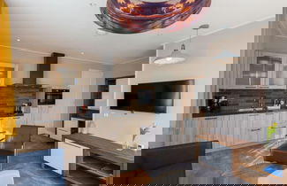 Foto 3 - Luxury Vacation Home Close to the Beach