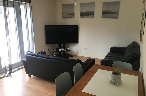 Photo 9 - 4 Bedroom, 8 bed Apartment,free Parking