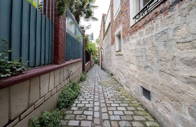 Stunning Architect House with courtyard - Photo 18