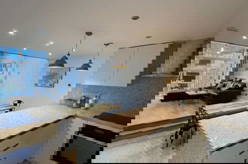Foto 15 - Stunning 3BD Maisonette W/balcony - Old Street!